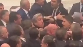 Chaos Rapat Parlemen Turki Baku Hantam saat Bahas Anggaran