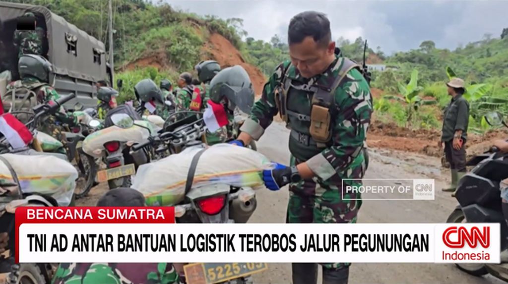 VIDEO: TNI AD Antar Bantuan Logistik Terobos Jalur Pegunungan
