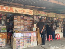 Pasar Buku Palasari, Wangi Kertas yang Menolak Mati di Era Digital