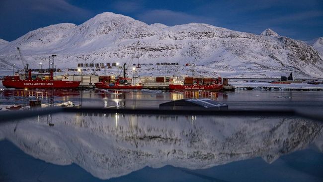 Greenland dinobatkan sebagai pulau terbesar di dunia, tapi hanya dihuni 56 ribu penduduk di pulau seluas 2,16 juta kilometer persegi tersebut.