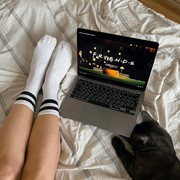 5 Kepribadian Positif Seseorang yang Suka Nonton Serial TV yang Sama Berulang Kali