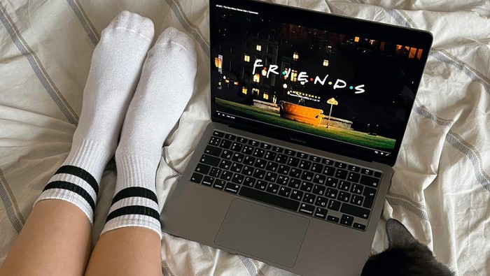 5 Kepribadian Positif Seseorang yang Suka Nonton Serial TV yang Sama Berulang Kali