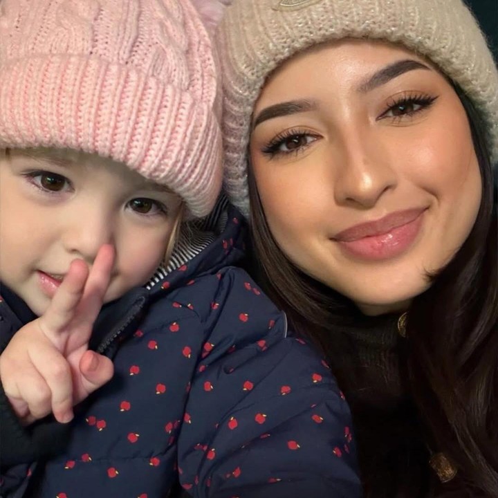 <p>Kamari Sky Wassink atau yang akrab disapa Kamari merupakan putri semata wayang artis Jennifer Coppen dan mendiang Dali Wassink. Lahir pada 28 Agustus 2023 di Denpasar, Bali, Kamari kini tumbuh memiliki paras yang cantik dan semakin lihai berpose bak model cilik. (Foto: Instagram @jennifercoppenreal20)</p>