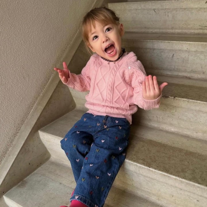 <p>Sejak kehadirannya, Kamari selalu berhasil bikin publik terpana dengan wajahnya yang cantik, Bunda. Jennifer Coppen pun tak segan membagikan berbagai potret Kamari yang kini semakin pandai bergaya di depan kamera. "Um, kenapa kamu sudah dewasa sekali?" tulis Jennifer lewat unggahan di Instagramnya. (Foto: Instagram @jennifercoppenreal20)</p>