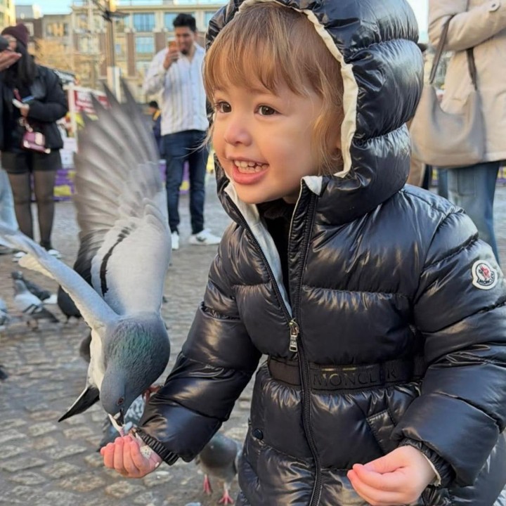 <p>Jennifer Coppen dan sang putri kini diketahui tengah menetap di Belanda untuk sementara waktu. Tak ingin melewatkan momen, Bunda satu anak ini membagikan potret saat sang putri tampak begitu ceria berfoto bersama seekor burung yang hinggap di tangannya. (Foto: Instagram @jennifercoppenreal20)</p>