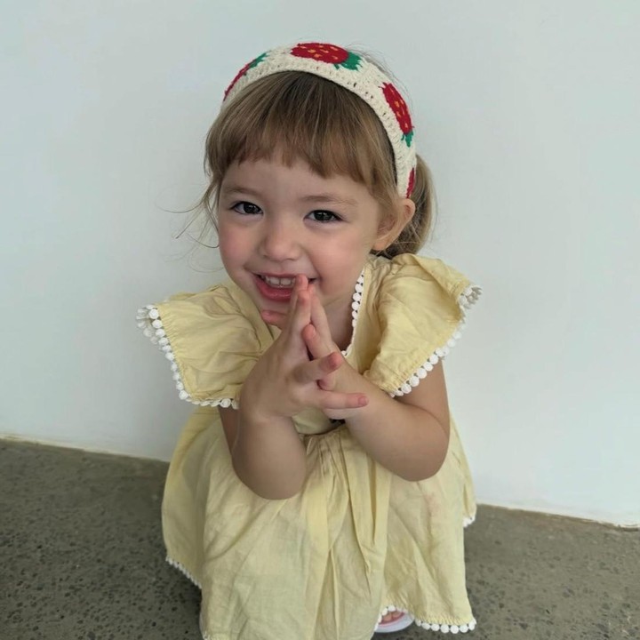 <p>Memang sudah tak diragukan lagi, Kamari seperti Bundanya yang juga gemar bergaya di depan kamera. Melihat dari salah satu potretnya, Kamari&nbsp;tampil cantik mengenakan bandana bermotif stroberi yang dipadukan dengan <em>dress</em> berwarna kuning cerah. Dalam fotonya, Kamari tampak begitu ceria saat dipotret oleh sang Bunda. "Sisi lain diriku," ungkap Jennifer. (Foto: Instagram @jennifercoppenreal20)</p>