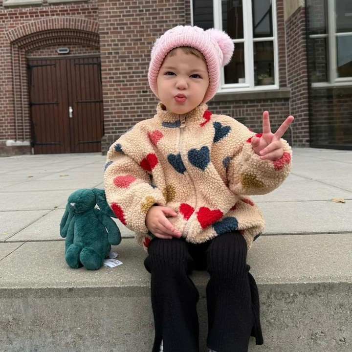 <p>Dalam unggahan lainnya, Kamari kembali tampil <em>cute</em>&nbsp;saat berpose <em>peace</em> dengan bibir manyunnya, Bunda. Bocah berusia dua tahun ini terlihat kian menggemaskan mengenakan <em>outfit</em> musim dingin lengkap dengan topi kupluknya yang berwarna <em>pink</em>. (Foto: Instagram @jennifercoppenreal20)</p>
