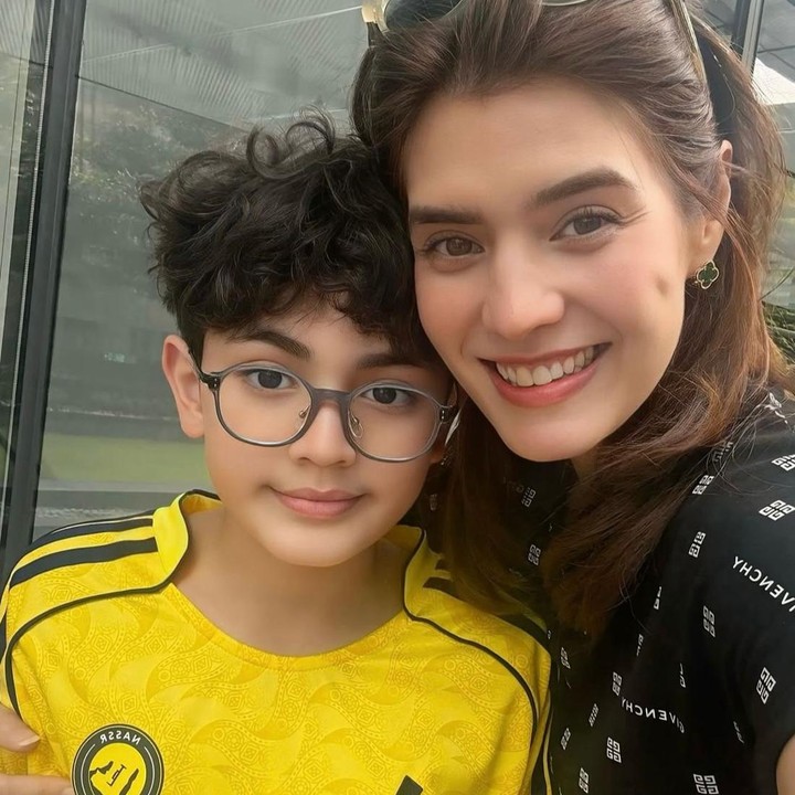 <p>Putra sulungnya, Quenzio Acana Naif, lahir pada 19 September 2013. Kini, Quenzio telah berusia 12 tahun dan sudah menginjak bangku SMP. Sejak kelahirannya, Quenzino kerap menjadi primadona netizen berkat parasnya yang tampan, Bunda. (Foto: Instagram @carissa_puteri)</p>