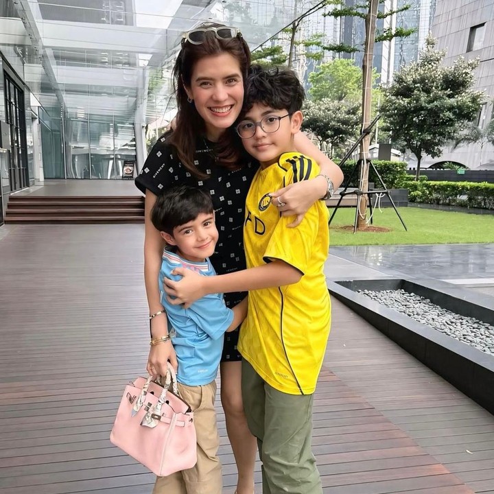 <p>Bunda masih ingat dengan Carissa Puteri? Aktris yang namanya melejit lewat film<em> Ayat-Ayat Cinta</em> ini sudah memiliki dua anak laki-laki dari pernikahannya dengan Navies Abdullah Naif pada tahun 2012. Kedua putranya diberi nama Quenzino Acana Naif dan Zenecka Acana Naif. (Foto: Instagram @carissa_puteri)</p>