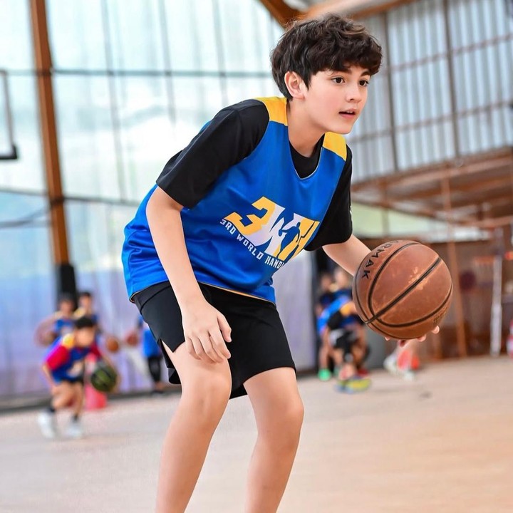 <p>Tak hanya memiliki paras yang tampan, Quenzio juga diketahui jago bermain basket, lho. Bahkan, Carissa Puteri kerap membagikan potret Quenzio saat tengah berlatih dan menekuni olahraga basket, Bunda. (Foto: Instagram @carissa_puteri)</p>