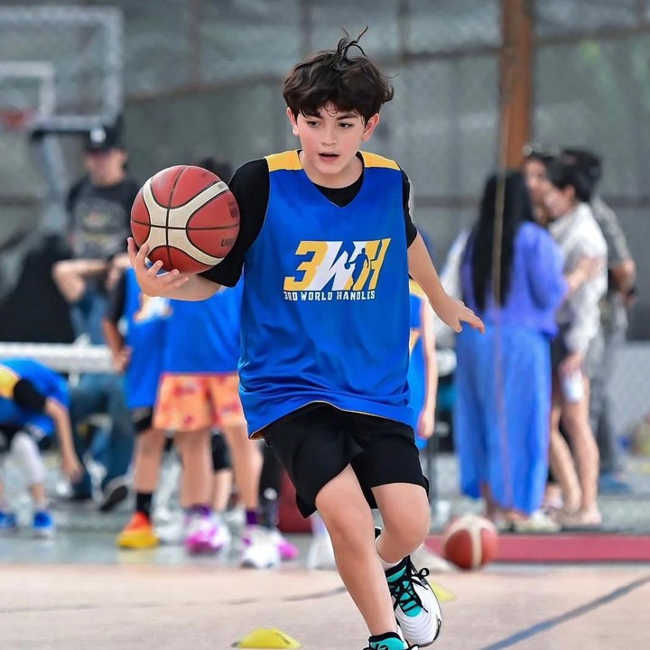 <p>Seperti pada potret yang dibagikan, Quenzio tampak begitu fokus saat menggiring bola menuju ring basket. Sang Bunda pun terlihat sangat bangga melihat perkembangan putra sulungnya. (Foto: Instagram @carissa_puteri)</p>