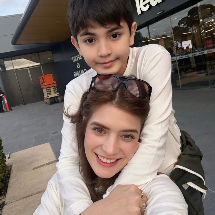 <p>Dalam beberapa unggahan, Quenzino kerap terlihat begitu romantis setiap kali berpose bersama Carissa Puteri. Hal ini terlihat jelas dalam salah satu momen saat Quenzino memeluk Bunda Carissa dengan senyuman manisnya. (Foto: Instagram @carissa_puteri)</p>