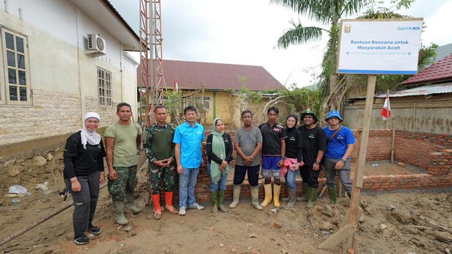 Bakti BCA dan TNI AD membangun fasilitas MCK, pengeboran sumur air bersih, hingga instalasi panel surya sebagai sumber listrik untuk pompa air di Aceh Tamiang.