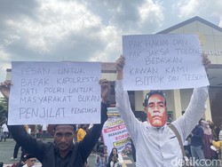 Massa Gelar Aksi di PN Pati Saat Sidang Perdana Terdakwa Botok Cs