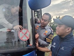 Jelang Nataru 2025, Ditlantas Polda Jatim Ramcheck Bus Pariwisata