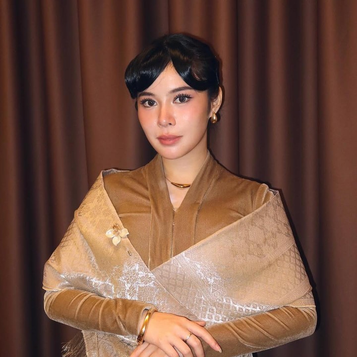 <p>Menjalani kehamilan pertama tentu tak mudah ya Bunda, tapi banyak yang memuji Evelyn semakin cantik saat hamil anak pertama. Melalui akun Instagramnya, selain membagikan konten bersama sang suami, Eve juga membagikan foto-foto dirinya dalam balutan busana yang membuatnya tampil cantik saat hamil. Foto: Instagram @evelynchrestella</p>