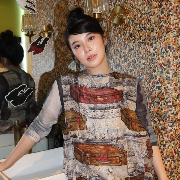 <p>Penampilan Eve saat hamil ini pun dibanjiri komentar netizen yang memujinya semakin cantik. "Kenapa lagi hamil malah makin cantik?" tulis @aiiros***. "Always pretty bumil," tulis @chynthia***. "Dian Sastro versi oriental look ini sihhh," ucap @diajeng***. Foto: Instagram @evelynchrestella</p>