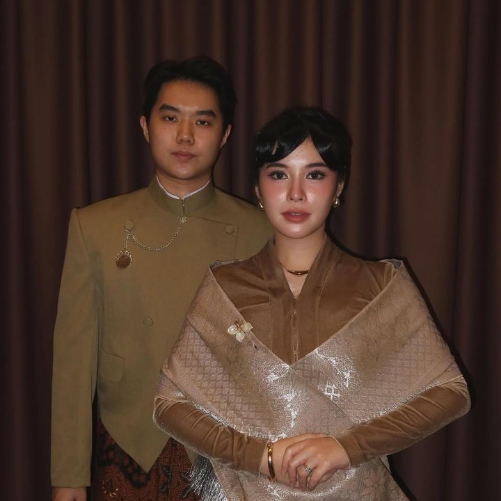 <p>Seperti dalam foto ini, Eve dan Juan tampak berpose saat mengahadiri sebuah acara. Baby bump Eve tertutup oleh ornamen syal yang membalut tubuhnya. Meski begitu, Eve tampak cantik dengan riasan dan style rambutnya. "Aduuuuh gimana ya cara ngasih tau anakku kalo dia terlahir di keluarga konglomerat..," candanya. Foto: Instagram @evelynchrestella</p>