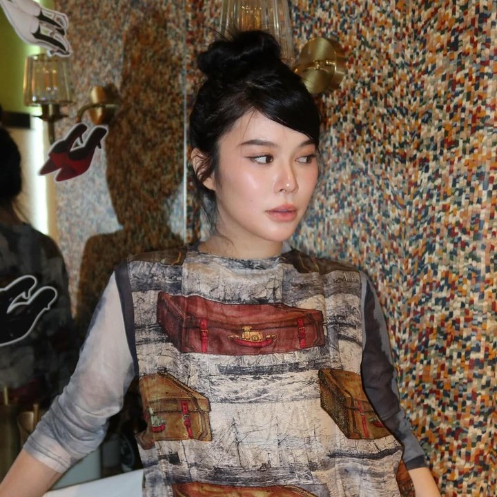 <p>Dalam foto lainnya, Eve tampak elegan dengan busana loose cokelat yang samar-samar menutup baby bump dan rambut style hairbun. "Yaampun udah jadi bumil masih aja centil!" ungkapnya.&nbsp; Foto: Instagram @evelynchrestella</p>