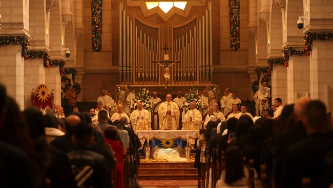 Setelah Kota Betlehem berada di bawah otoritas Palestina pada 1995, Pemimpin PLO Yasser Arafat mendatangi Gereja St Catherine bersama istrinya untuk misa natal.