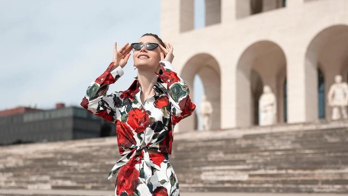 Get The Look: Dress Up Ala Emily in Paris, Berani dan Standout untuk Malam Natal