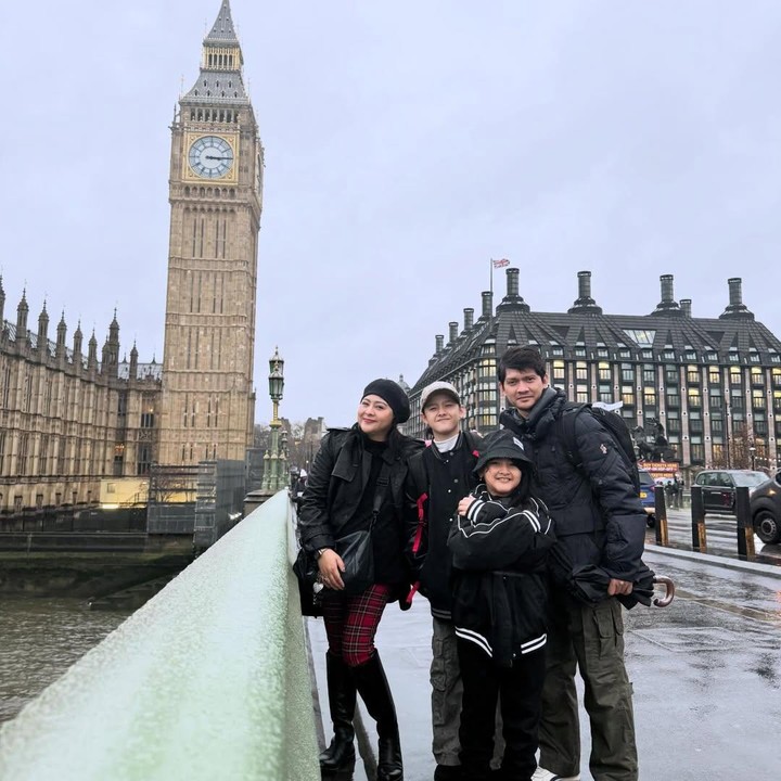 <p>Pasangan Audy Item dan Iko Uwais menikmati musim dingin di London, Inggris, bersama kedua anaknya. Bahkan, mereka juga tak ingin melewatkan momen untuk foto bersama dengan latar belakang Big Ben Tower. &ldquo;Selamat hari yang mendung,&rdquo; tulis Audy, dikutip dari laman Instagram <em>@audyitem.&nbsp;</em>(Foto: Instagram @audyitem)</p>