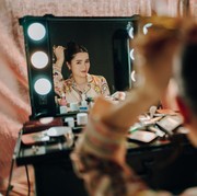 7 Sifat Unik Orang yang Gemar Membenahi Rambut di Depan Cermin, Menurut Ilmu Psikologi