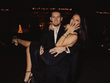 7 Potret Senyum Bahagia Jennifer Coppen Dilamar Justin Hubner Pakai Cincin Berlian