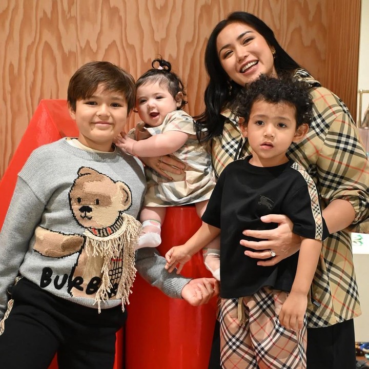 <p>Kehidupan anak artis Tanah Air selalu menjadi sorotan publik. Begitu pula dengan ketiga anak Jessica Iskandar, yang terdiri dari El Barack, Don Azaiah Verhaag, dan Hagia Verhaag. (Foto: Instagram @inijedar)</p>