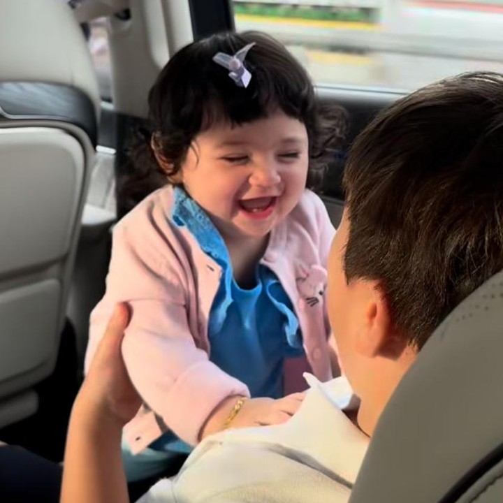 <p>Bahkan, baru-baru ini Jessica kembali membagikan momen yang memperlihatkan ketiga anaknya tengah bersenda gurau. Dalam unggahan itu, terlihat Don dan Hagia yang sedang rebutan ingin dipangku oleh Kakak El Barack.&nbsp;(Foto: Instagram @inijedar)</p>