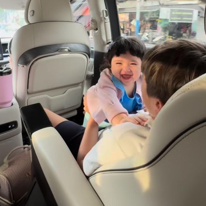 <p>Hagia tampak tak bisa menahan ketawanya saat bercana dengan Kakak El, Bunda. &ldquo;Kakak idola @<em>alexanderbarackel</em>. Hagia: Berpegang erat jepit rambutku,&rdquo; tulis Jessica, dikutip dari laman Instagram @<em>inijedar</em>, Rabu (24/12/2025).&nbsp;(Foto: Instagram @inijedar)</p>