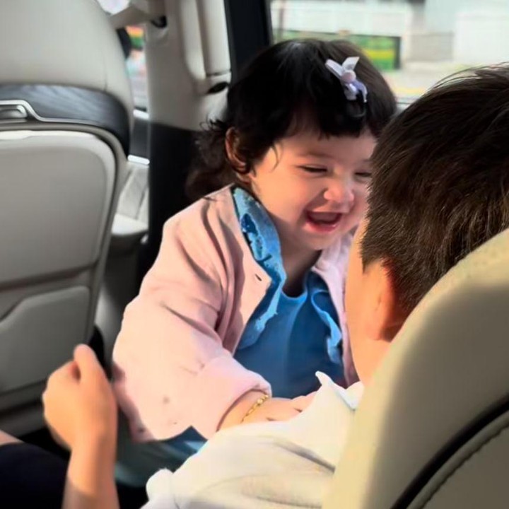 <p>Tentu saja <em>postingan</em> itu langsung dibanjiri komentar netizen yang gemas melihat akurnya ketiga anak Jessica. &ldquo;Ketawanya Hagia nyandu banget. Masyaallah rukun2 ya kalian sehat selalu,&rdquo; tulis akun <em>@tantywij****.</em> &ldquo;Ya ampun Gia... Lucu bangetttt... Semua rebutan KK El ya,&rdquo; tulis akun<em> @katharink****.&nbsp;</em>(Foto: Instagram @inijedar)</p>