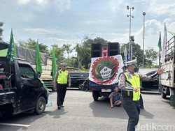 Demo Buruh di Depan Kantor Gubernur Jatim, Lalin Jalan Pahlawan Padat