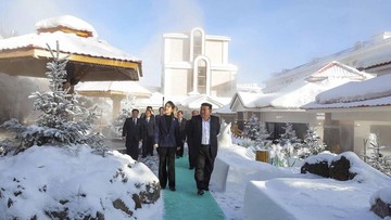 FOTO: Momen Kim Jong Un Ajak Putri Resmikan Hotel dan Resort Mewah Korut