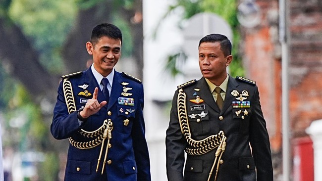 Dua ajudan Presiden Prabowo, Kolonel Wahyo dan Kolonel Anton, mendapat promosi jabatan dalam rotasi 187 Perwira Tinggi TNI terbaru.