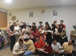 Terselip Kasih di Setiap Momen Tukar Kado Natal