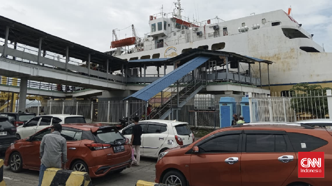 H-1 Hari Raya Natal, Rabu (24/12), Pelabuhan Merak terlihat ramai.