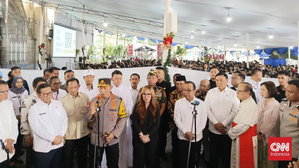 Kunjungi Gereja Katedral, Menko Polkam Ajak Umat Berdoa untuk Sumatra