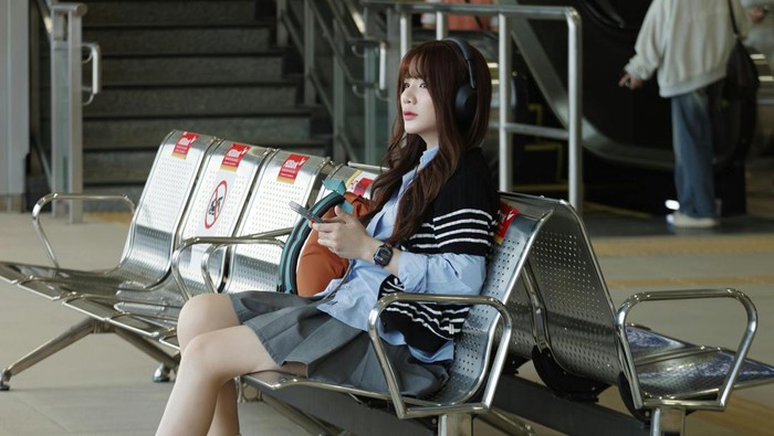 Introvert tidak ingin basa-basi dengan orang tidak dikenal. Mereka akan menyibukkan diri supaya tidak 