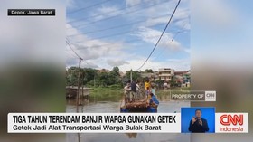 VIDEO: Tiga Tahun Terendam Banjir Warga Gunakan Getek