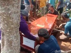 Jenazah PMI Korban Kebakaran Hong Kong Disambut Isak Tangis Keluarga Cilacap