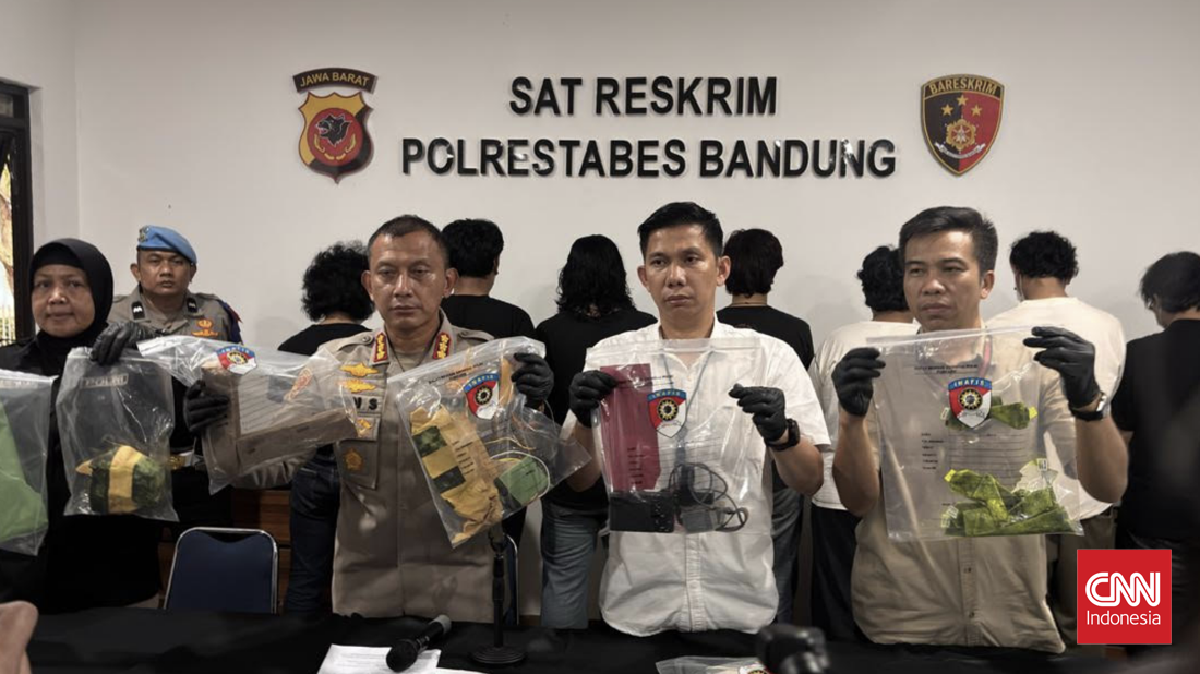 Polisi Tangkap 7 Pemuda Penyimpan Bom Kayu Palsu di Kosambi Bandung