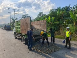 Polres Siak Gerak Cepat Tambal Jalan Rusak di Jalur Mudik Perawang-Dayun