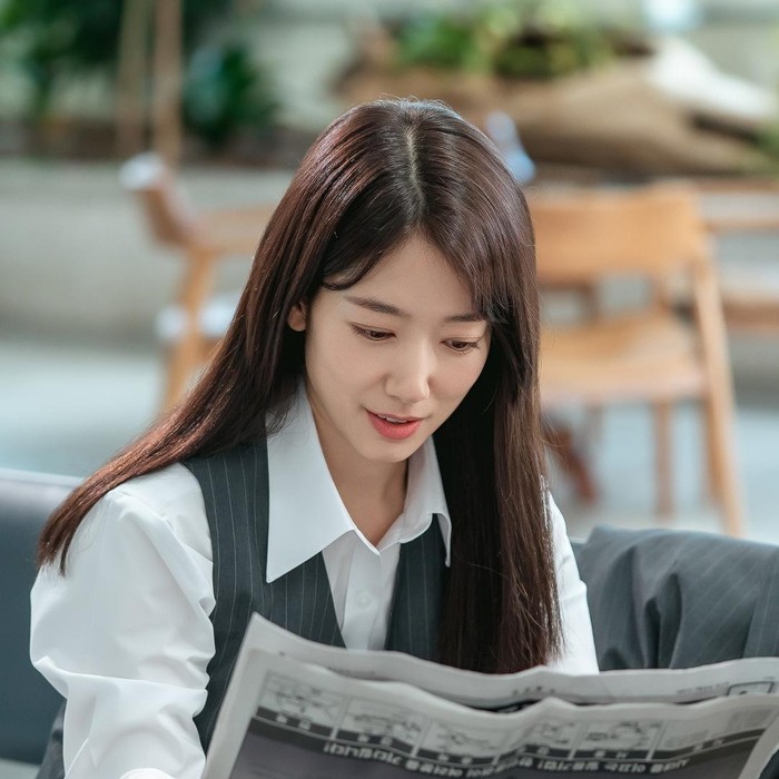 Berlatar akhir tahun 1990-an, Undercover Miss Hong menampilkan Park Shin Hye sebagai pengawas keuangan elit berusia 35 tahun bernama Hong Geum Bo. Ia adalah sosok yang perfeksionis, tegas, dan cerdas