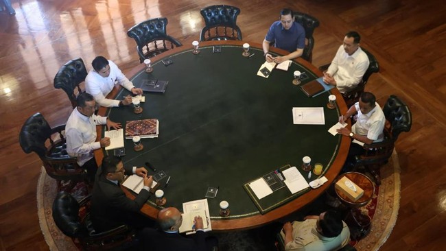 Presiden Prabowo Subianto menggelar Rapat Terbatas (Ratas) di kediaman pribadinya di Hambalang, Bogor, Jawa Barat, pada Selasa (23/12) kemarin.