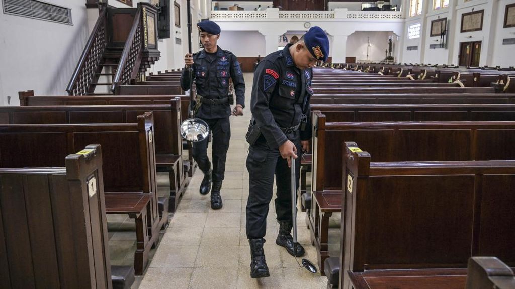 FOTO: Sterilisasi Gereja Jelang Natal di Berbagai Daerah Indonesia