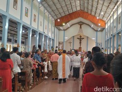 Dihadiri Ribuan Umat, Misa Malam Natal di Labuan Bajo Berlangsung Khidmat