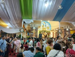 Ribuan Umat Antusias Rayakan Malam Natal di Ketedral Medan