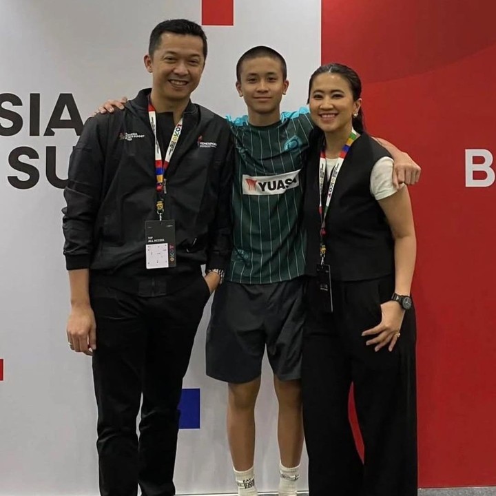 <p>Anak kedua Taufik, Nayottama, tumbuh menjadi remaja yang berprestasi. Baru-baru ini, Nayottama menorehkan prestasi dengan menjadi juara 3&nbsp;di turnamen padel. Keputusan remaja 15 tahun ini untuk menjadi atlet mendapat dukungan penuh dari Taufik dan istri. (Foto: Instagram @taufikhidayatofficial)</p>