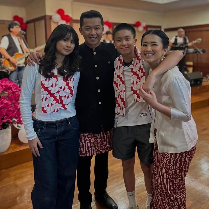 <p>Taufik kerap membagikan momen manis bersama istrinya di media sosial. Di Hari Ibu yang jatuh pada 22 Desember, Taufik menuliskan ucapan manis untuk Ami yang selama ini sudah memberikan dukungan maksimal dalam menjalankan peran sebagai istri dan Bunda dua anak. "Terimakasih untuk selalu mendukung, mendoakan aku dan anak-anak hingga hari ini kita sampai di titik ini. Terimakasih selalu menjadi tempat bercerita, bertukar pikiran dan bersama-sama dalam merawat dan mendidik anak-anak," tulis pria yang kini menjabat sebagai Wakil Menteri Pemuda dan Olahraga Republik Indonesia ini. (Foto: Instagram @taufikhidayatofficial)</p>